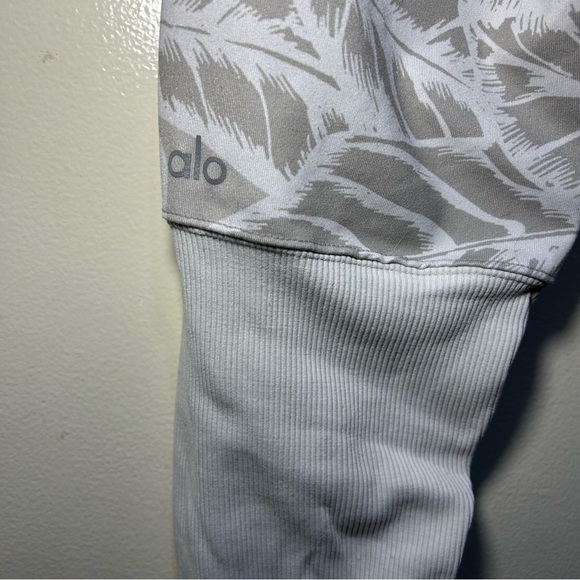 Alo Yoga Gray & White Goddess Leggings Size Medium - Picture 6 of 13